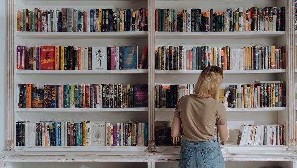 10 façons créatives de garder vos livres organisés
