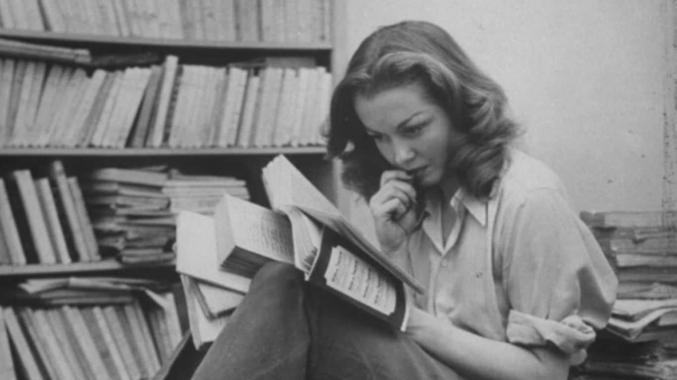 10 ایسے مصنفین کو ضرور پڑھیں جن کا نام S - Sylvia Plath سے شروع ہوتا ہے۔