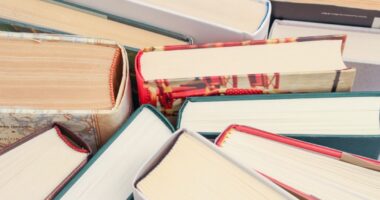 پائیدار پڑھنا: کس طرح سیکنڈ ہینڈ کتابیں ہمارے کاربن فوٹ پرنٹ کو کم کر سکتی ہیں۔